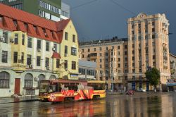 Straßenbahn Charkiw Tram UKWS KTM-19 / 71-619KT mit Beklebung 9. Mai nahe der Haltestelle vul. Konaryeva / вул. Конарєва