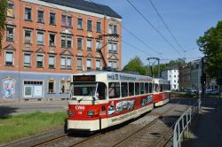 Straßenbahn Chemnitz Tram CKD Tatra T3D in Originalfarbgebung mit Werbung für das Chemnitzer Straßenbahnmuseum vor der Haltestelle Tschaikowskistraße