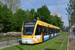 Straßenbahn Debrezin Debrecen Tram CAF Urbos 3 auf Rasengleis bei der Station DAB-Szekhaz