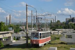 Straßenbahn Dnipro Tram KTM-5 71-605 mit Bauruinen an der Station vul Averina