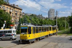 Straßenbahn Dnipro Tram CKD Tatra T6A2 aus Berlin auf der Linie 1 an der vulica Artema