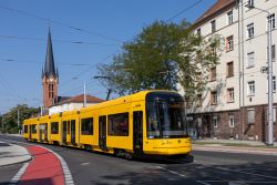 Straßenbahn Dresden Tram Alstom NGT DX DD mit Kirchturm an der Station Lössnitzstraße