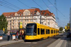 Straßenbahn Dresden Tram Alstom NGT DX DD am Bahnhof Dresden-Neustadt mit altem Stadthaus