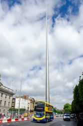 Dublin Bus Doppeldecker auf der O'Connell Street mit Kunstwerk The Spire