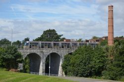 Straßenbahn Dublin Tram Luas Alstom Citadis Green Line auf dem Viadukt bei Milltown