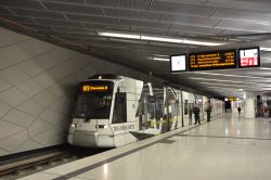 Stadtbahn Düsseldorf Straßenbahn Rheinbahn NF8U in der Tunnelstation Heinrich-Heine-Allee der Wehrhahnlinie