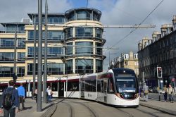 Stadtbahn Edinburgh Tram CAF Urbos 3 vor modernem Gebäude an der Station Haymarket