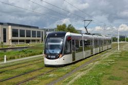 Stadtbahn Edinburgh Tram CAF Urbos 3 auf Rasengleis im Edinburgh Park