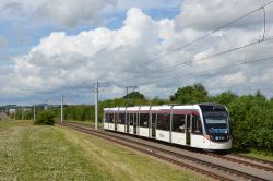 Stadtbahn Edinburgh Tram CAF Urbos 3 auf ehemaliger Busway Trasse ein Saughton