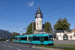 Straßenbahn Frankfurt am Main Tram R-Wagen mit mit mittelalterlichem Turm der Friedberger Warte 
