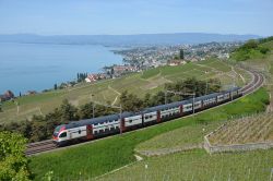 Stadler KISS Doppelstock-Triebzug 511 der SBB am Genfersee